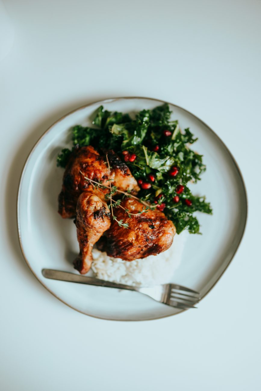 Plato de pollo con arroz y ensalada
