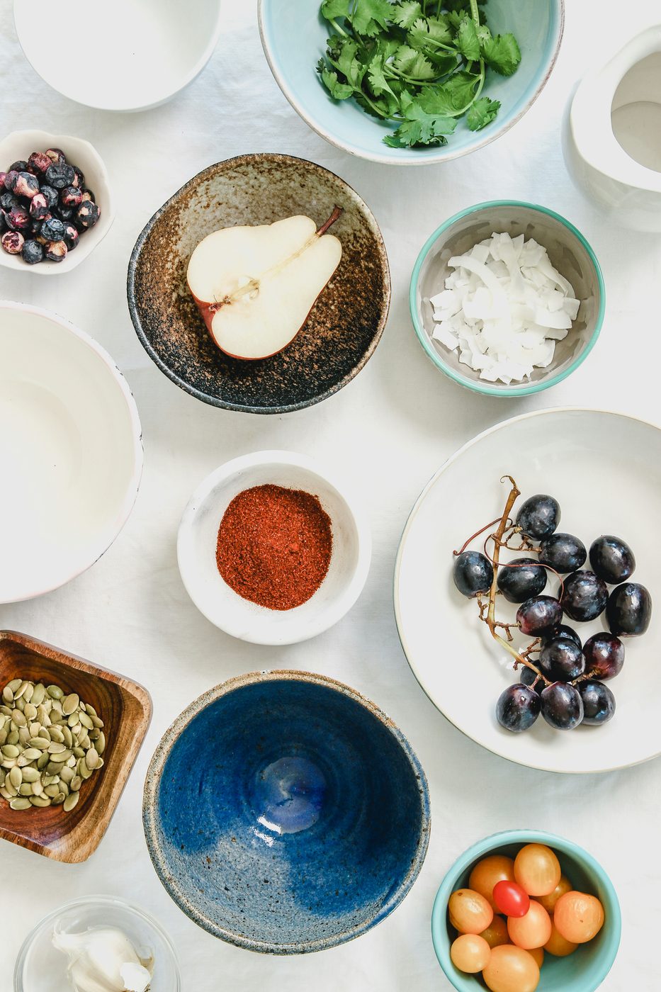 Comida real: frutas, verduras y fruta fresca sobre la mesa